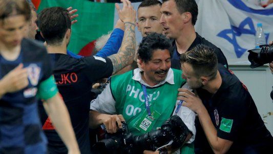 Las increíbles imágenes que tomó el fotógrafo aplastado tras el gol de Croacia