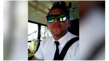 “Yenicienta”: se olvidó los zapatos en el colectivo y ahora es viral
