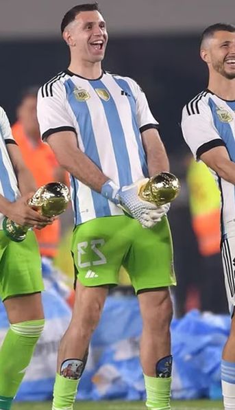 Enojo en Francia por otro festejo del Dibu Martínez con la Copa del Mundo: Es una...