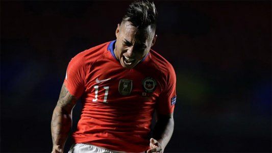 Sombrero de lujo: Eduardo Vargas cerró la goleada 4-0 de Chile ante Japón con una distinguida definición