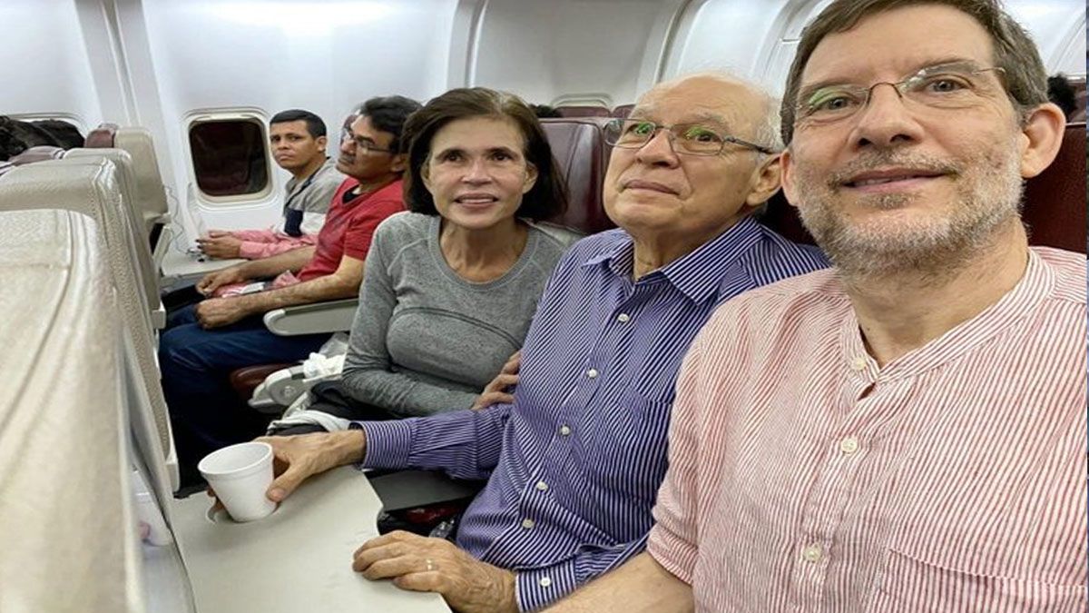 Los hermanos Cristiana y Pedro Joaquín Chamorro y el gerente de LA PRENSA, Juan Lorenzo Holman, en el vuelo que los llevó a Washington luego de ser desterrados por el orteguismo. (Foto: La prensa en cuenta de Twitter) 