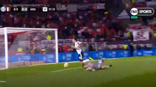 Polémica tempranera: ¿fue penal de Chaves contra Nacho Fernández?