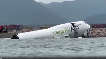 Impactante video: un avión chocó con un auto mientras aterrizaba y dejó 2 muertos