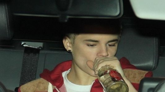 Justin Bieber firmó un contrato que le prohíbe tomar alcohol