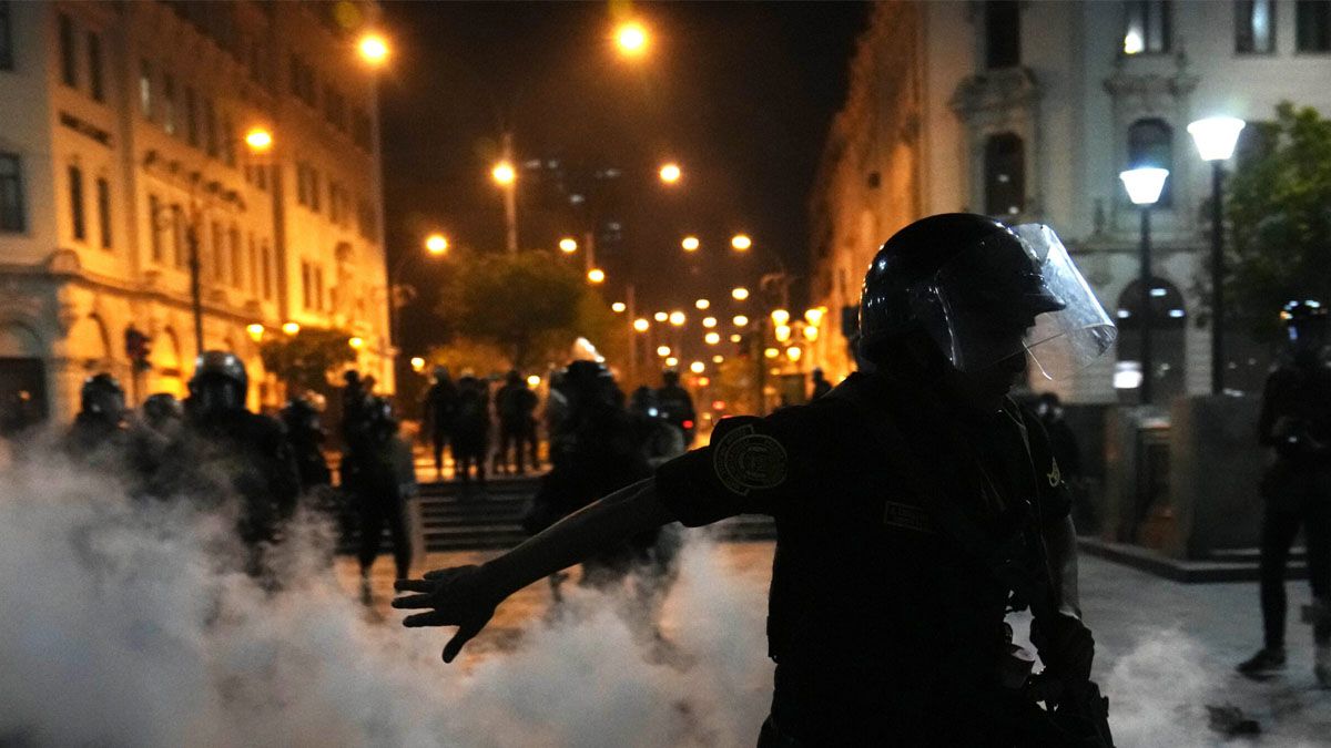 La polic&iacute;a choca con los manifestantes en la plaza San Mart&iacute;n (Foto: gentileza La Rep&uacute;blica). &nbsp;
