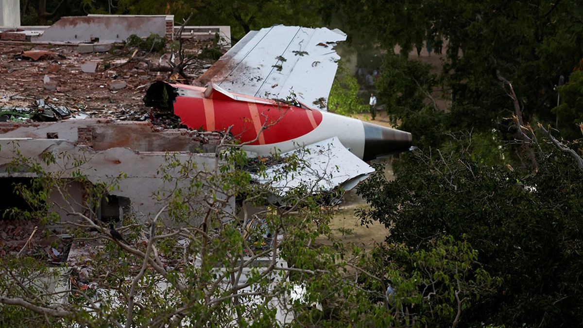 El único sobreviviente cree que puede haberse salvado porque su sección del avión quedó en el suelo y no colgando, como la cola del aparato. (Foto: Reuters)