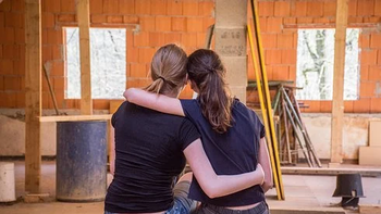 Una chica iba a salir con una amiga, le canceló y su excusa se volvió viral en las redes