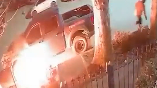 Prendieron fuego una camioneta en plena calle y el nombre del dueño sorprendió a todos