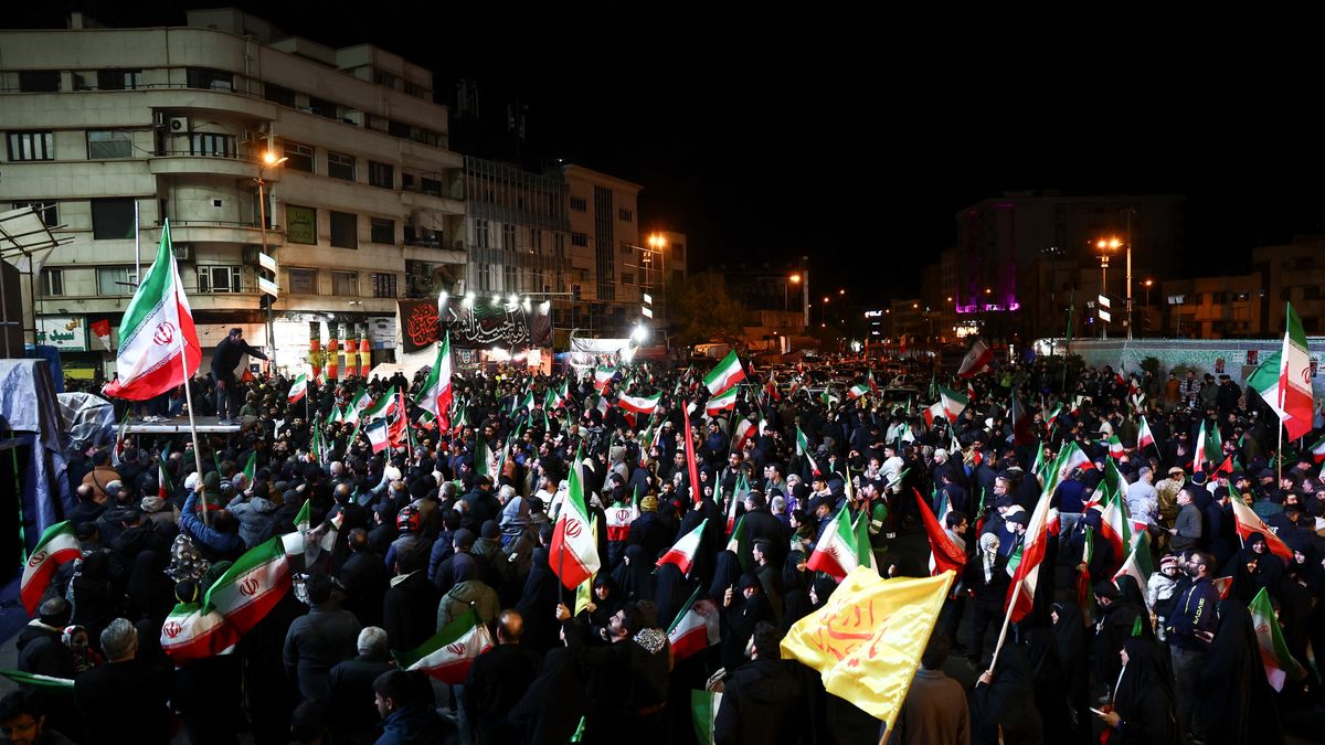 La gente se congregó en Teherán tras el anuncio de un alto el fuego de dos semanas en la guerra de Irán. (Foto: Reuters).