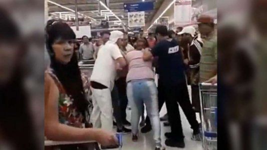 A las piñas por la última bandeja de milanesas en oferta en un supermercado