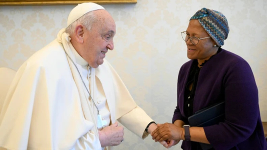 El Papa Francisco sufrió una caída en su residencia: le inmovilizaron el brazo por precaución