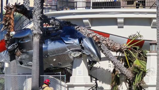 Video impactante: un helicóptero perdió el control y cayó en una avenida repleta de turistas