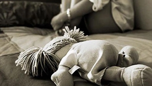 Abusó del hijastro de 20 meses y le provocó tantas lesiones que lo mató: Lloraba mucho