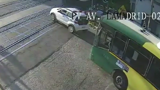 Video: mirá las impactantes imágenes del momento en que una camioneta es arrollada por un tren