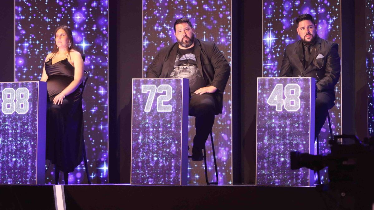 Flor Álvarez, Mariano Rodríguez y Miguel Ángel Roda esperando en el podio. Finalmente el tanguero quedó eliminado de Canta Conmigo Ahora.