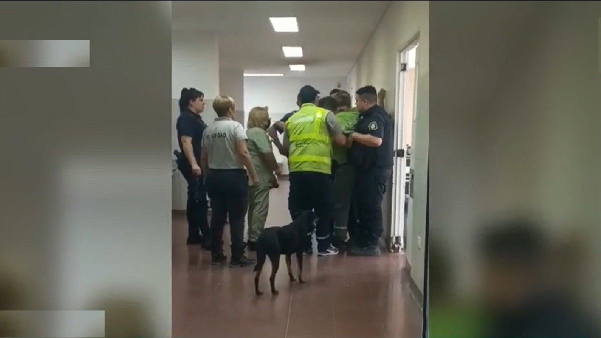 Violencia en un hospital. Los agentes habrían arribado con las sirenas prendidas. Foto: captura de Tv.&nbsp;