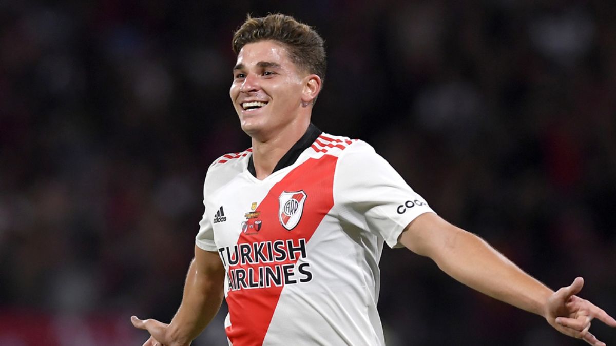 Julián Álvarez viene de meterle un doblete a Colón en el Trofeo de Campeones.