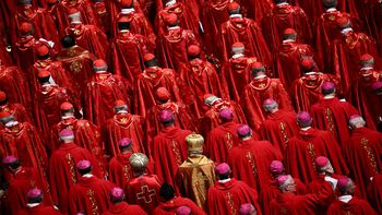 Todos los cardenales del mundo, 252, se reúnen en El Vaticano para definir el inicio del Cónclave para elegir al sucesor de Francisco. (Foto: Reuters)