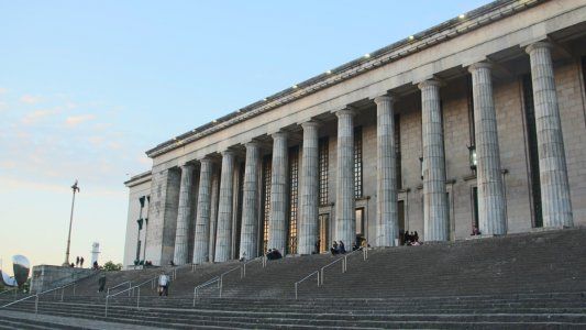 El turista apuñalado en la Facultad de Derecho sigue en coma farmacológico
