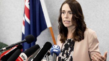 con 40 anos, la primera ministra de nueva zelanda aviso que no se vacunara: hay quienes estan en el mayor de los riesgos, no yo