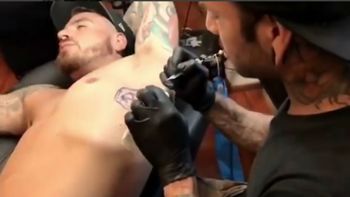 Federico Bal se volvió a tatuar: Entre el dolor y el placer