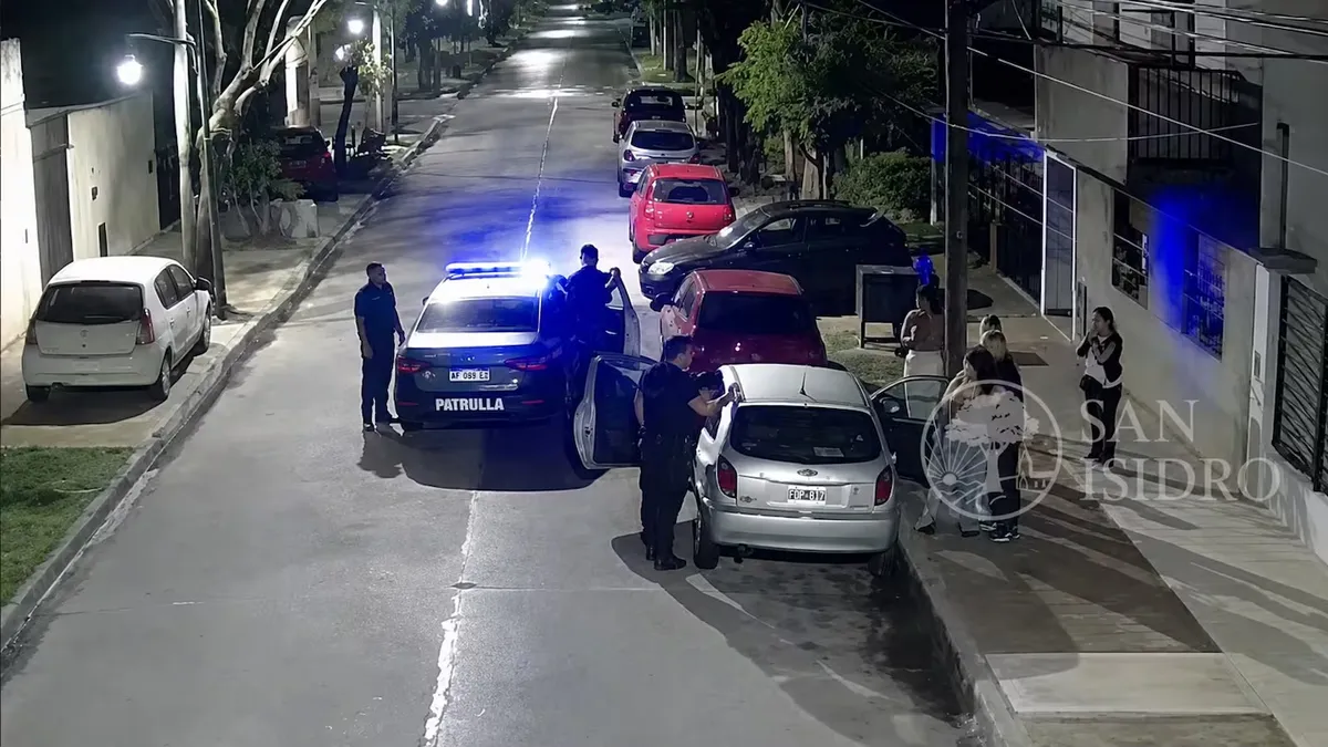 El momento en que los oficiales intervienen para asistir al beb&eacute; de un a&ntilde;o. (Foto: Municipalidad San Isidro)