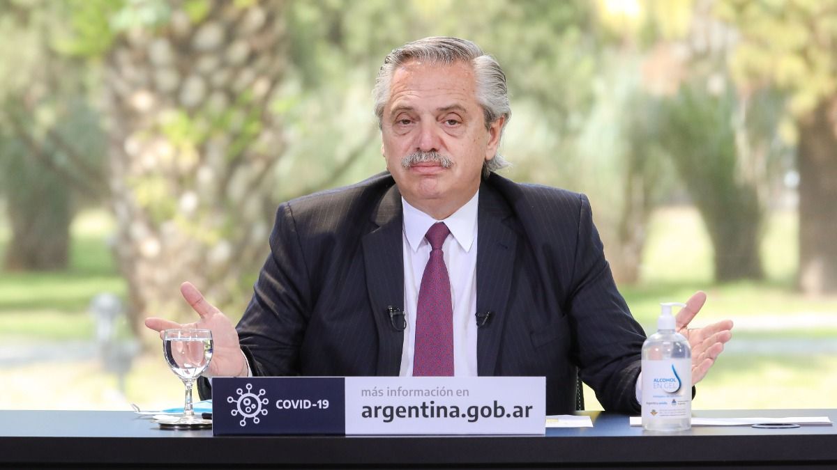El Gobierno analiza el regreso a las aulas y extender el distanciamiento social por un mes