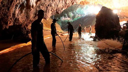 Luego de sacar a 4 chicos, el rescate fue interrumpido hasta que se recarguen los tanques de oxígeno