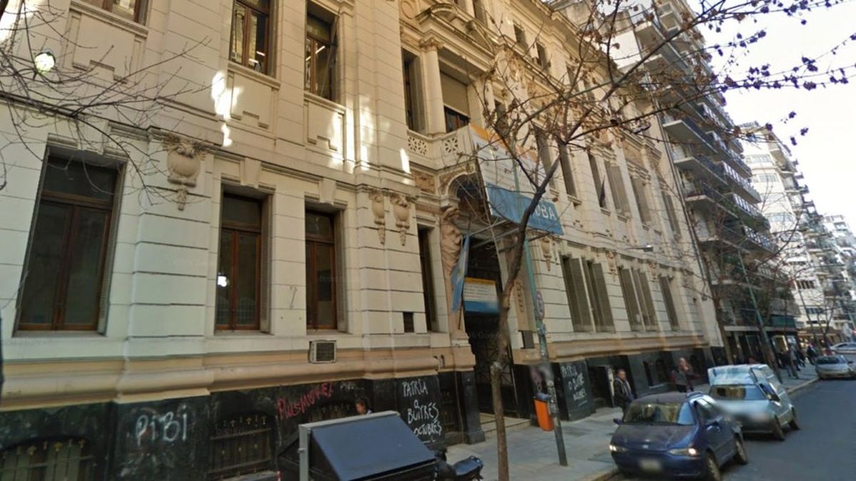 Toma de escuelas: estudiantes del Pellegrini colocaron un candado en el portón de ingreso (Foto: NA).