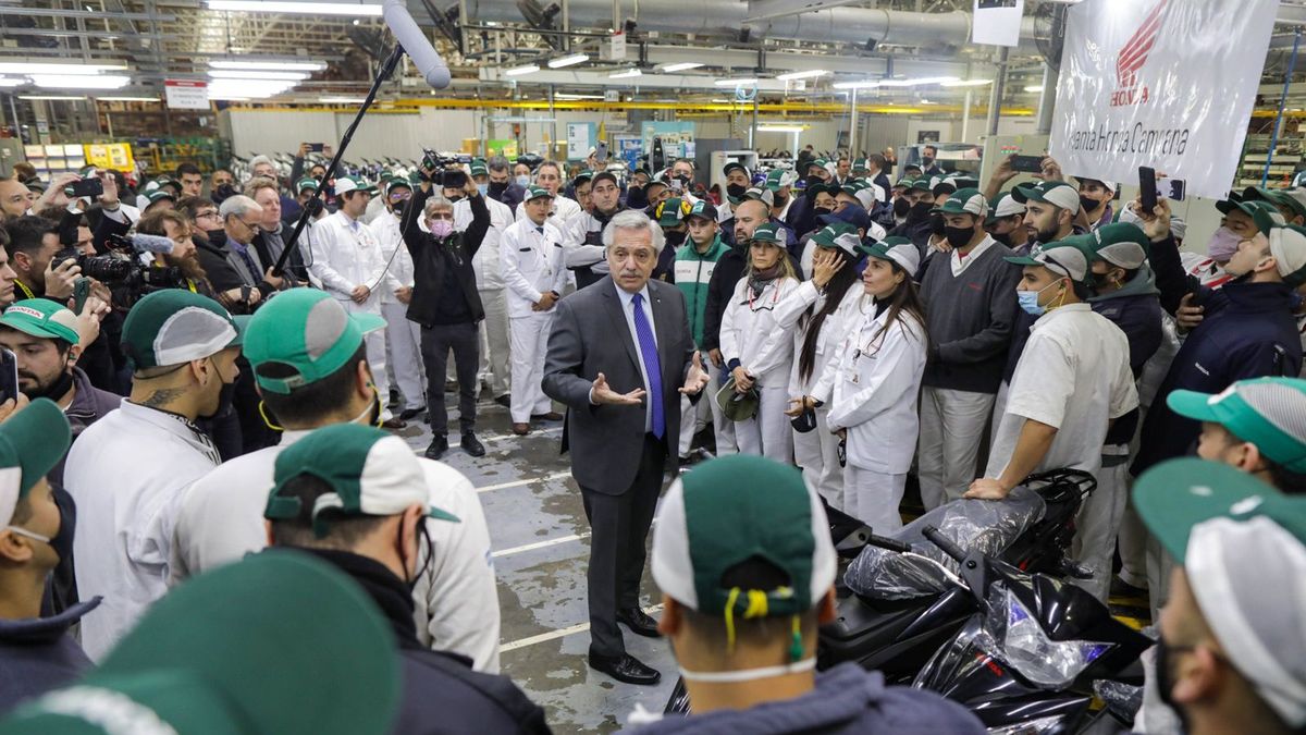 Alberto Fernández en la planta de Honda