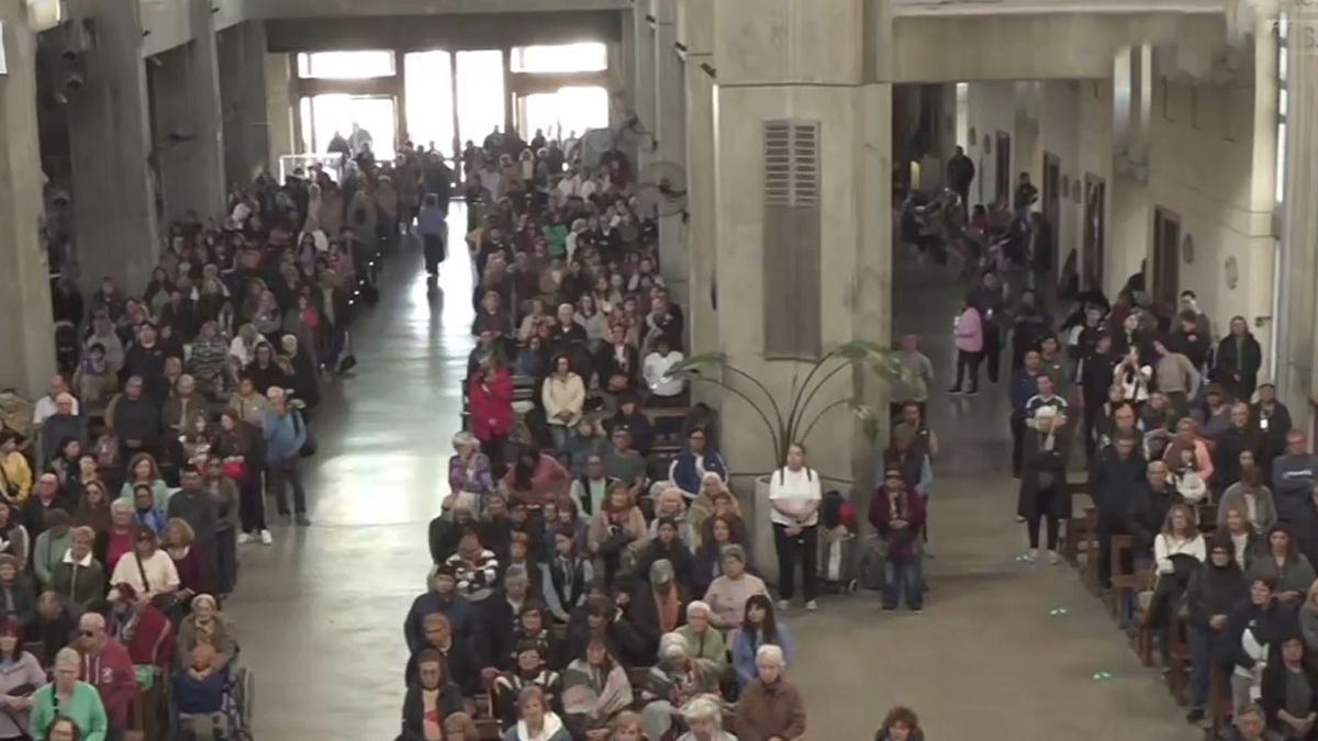Decenas de miles de fieles, veneran a la Virgen del Rosario, gracias a las visiones de Gladys. (foto: Captura de TV)