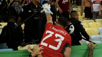 Dibu Martínez saltó a la tribuna a defender los hinchas argentinos en medio de la represión