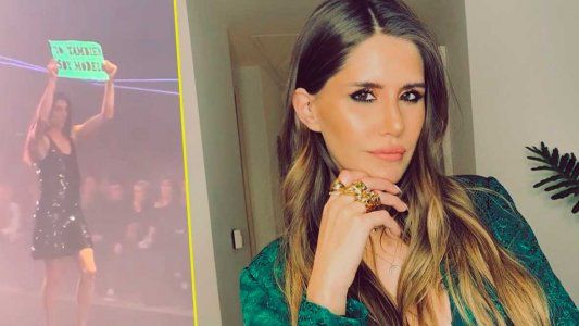 Una mujer trans se colo en pleno desfile de la marca de Micaela Tinelli y exhibió un cartel que decía:Yo también soy modelo