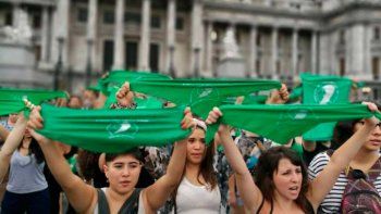 El útero es el lugar ideal, no hay hambre ni inseguridad: 80 argumentos insólitos en contra de la legalización del aborto