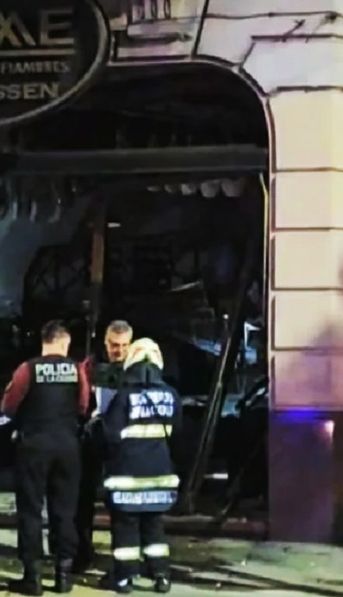 Un auto se incrustó en una reconocida fiambrería de Chacarita: el conductor debe casi $500 mil en multas