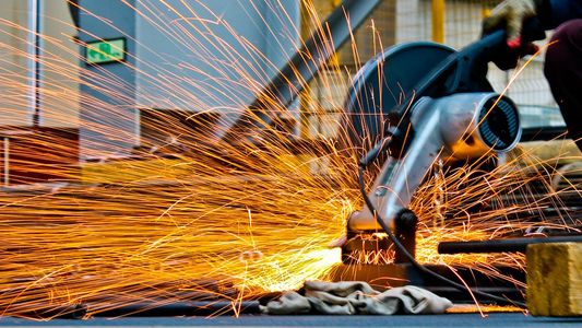 La actividad industrial creció 1,1% interanual en mayo, pero bajó respecto de abril