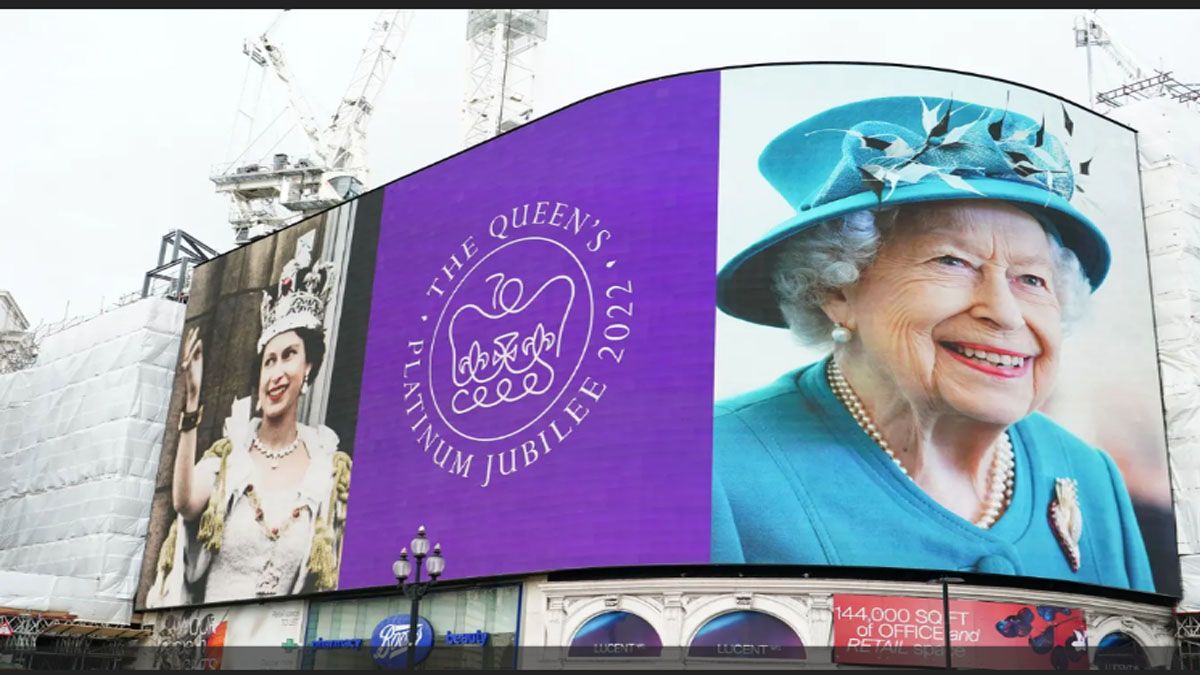 La imagen de la Reina Isabel II en la pantalla gigantesca de Picadilly Circus, en Londres (Foto: Página del Platinum Jubilee)