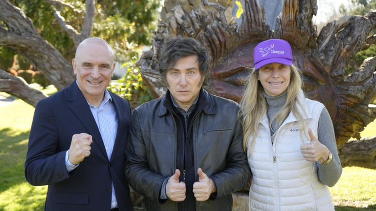 Javier Milei con Karina Milei y el diputado y candidato bonaerense