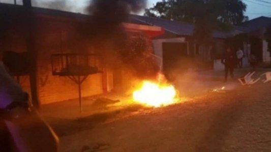 Un acusado de violar a tres nenas recibió arresto domiciliario y los vecinos le incendiaron la casa