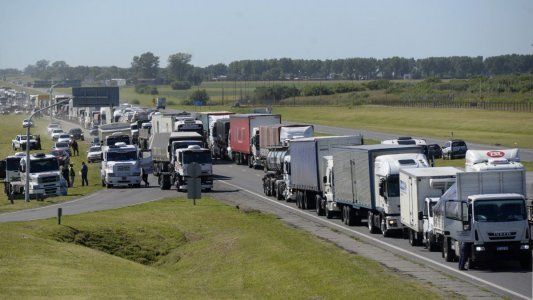 El paro de transportistas por la escasez de gasoil sigue afectando al tránsito en las rutas: ¿dónde están los principales cortes?