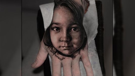 Qué famoso y reconocido cantante a nivel internacional se tatuó el rostro de su hijo en la mano