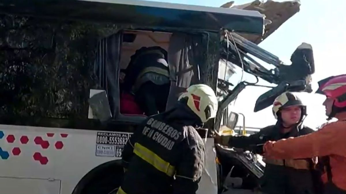 Violento choque entre un colectivo y un camión en la General Paz: hay 47 heridos.