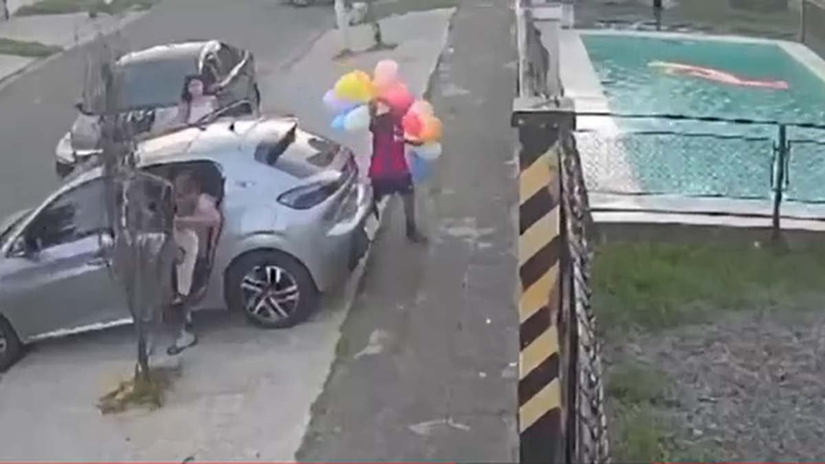Video: llegaban al salón de fiestas por el cumpleaños de su hijo de 9 años y los robaron a punta de pistola