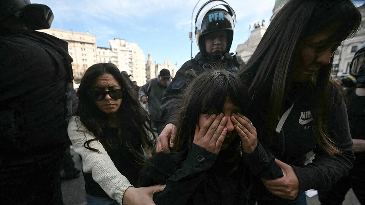 Una menor fue agredida por un polic&iacute;a de Patricia Bullrich que le roci&oacute; los ojos con gas pimienta durante una manifestaci&oacute;n. (Foto: AFP)