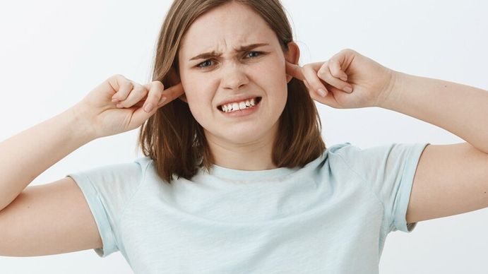 Qué significa sentir un zumbido en los oídos