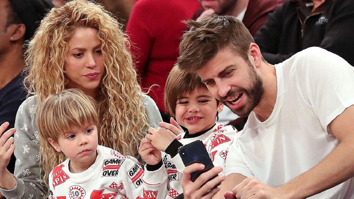 Se difundió un video de Piqué pasando en rojo con su hijo en el auto y Shakira lo denunciaría