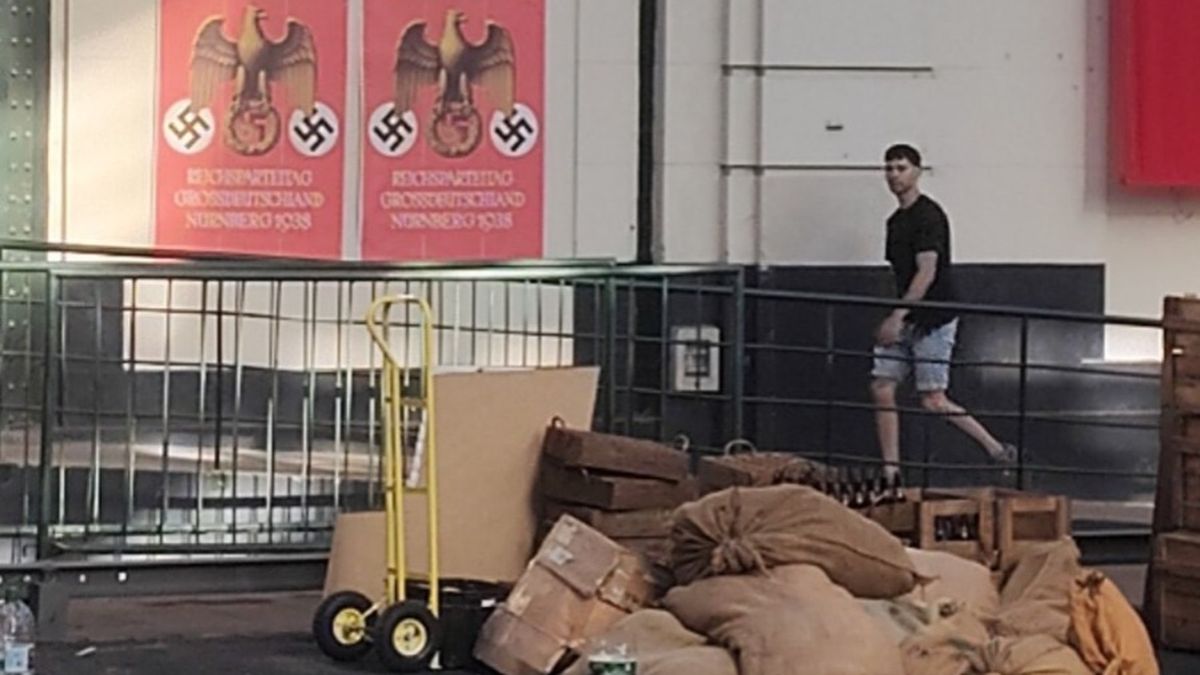 La simbología nazi que fue divulgada en redes formaba parte del montaje para una producción de Netflix.