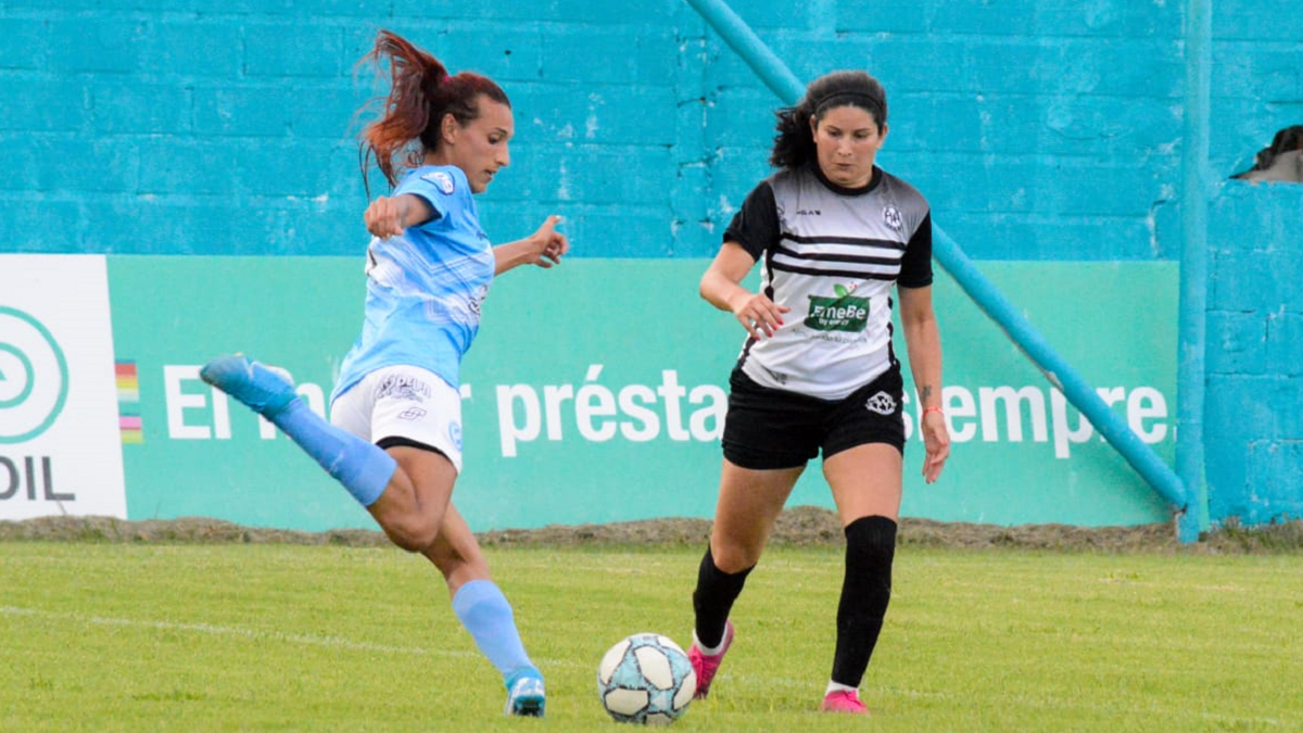 Este año Mara Gómez tuvo que enfrentar una noticia falsa: le atribuían ser la goleadora de su equipo, Villa San Carlos cuando solo había disputado tres partidos como jugadora profesional. Ella salió al cruce. 
