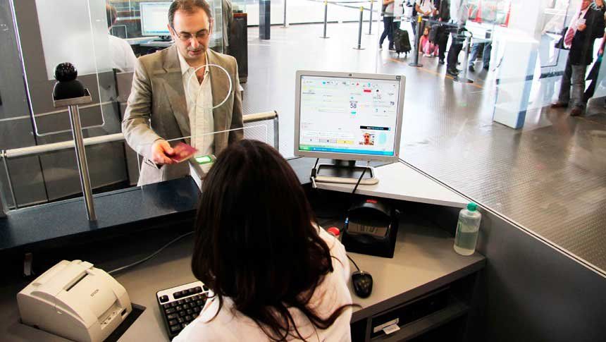 La directora nacional de Migraciones aclaró que no se permitirá el ingreso de extranjeros con antecedentes penales