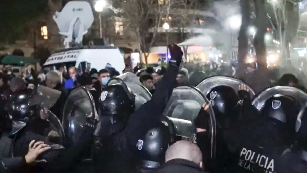 Diputados de Frente de Todos denunciaron a la policía de la Ciudad por filmar a manifestantes en el acampe por Cristina Kirchner.&nbsp;